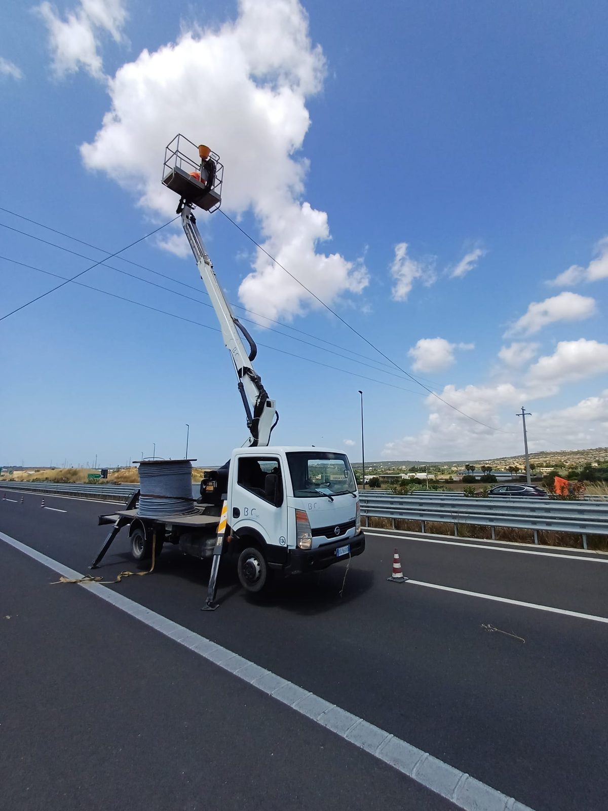 Interventi su linee aeree con piattaforma elevabile